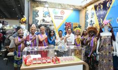 Bupati Wilem Wandik Dorong Inovasi Pengrajin Tolikara di Kriyanusa 2026: Dari Batik Tulis, Noken, hingga Produk Emas Papua Tampil di Panggung Nasional