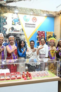 Bupati Wilem Wandik Dorong Inovasi Pengrajin Tolikara di Kriyanusa 2026: Dari Batik Tulis, Noken, hingga Produk Emas Papua Tampil di Panggung Nasional