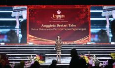 Ketua Dekranasda Papua Pegunungan Ny. Anggieta Bestari Tabo Tampil di Parade Wastra Nusantara, Perkenalkan Busana Tradisional sebagai Identitas dan Kebanggaan Budaya