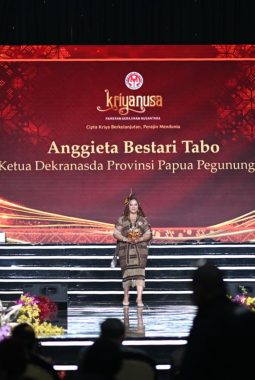 Ketua Dekranasda Papua Pegunungan Ny. Anggieta Bestari Tabo Tampil di Parade Wastra Nusantara, Perkenalkan Busana Tradisional sebagai Identitas dan Kebanggaan Budaya