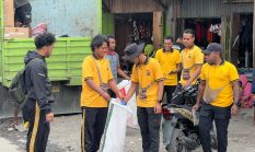 Polres Deiyai Bersama Brimob BKO Wujudkan Kepedulian Lingkungan Lewat Aksi Bersih-Bersih Pasar, Lapangan, dan Rumah Ibadah di Waghete