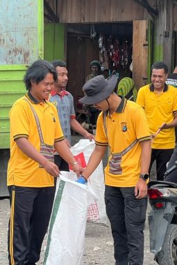 Polres Deiyai Bersama Brimob BKO Wujudkan Kepedulian Lingkungan Lewat Aksi Bersih-Bersih Pasar, Lapangan, dan Rumah Ibadah di Waghete
