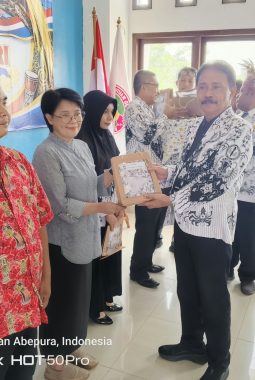 PGRI Kota Jayapura Serahkan Bantuan Seragam, Sembako, dan Uang Tunai kepada Enam Guru Korban Kebakaran di Mandala Dok V Bawah