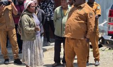 Bupati Lanny Jaya Tinjau Lahan Gudang Bahan Pokok, MCK dan Tempat Mandi di Pasar Tiom, Bantu Mama-Mama Pedagang Simpan Dagangan