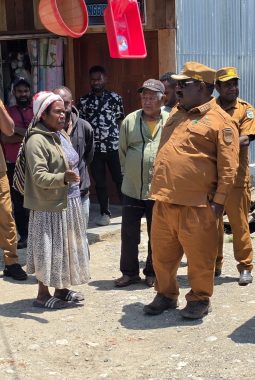 Bupati Lanny Jaya Tinjau Lahan Gudang Bahan Pokok, MCK dan Tempat Mandi di Pasar Tiom, Bantu Mama-Mama Pedagang Simpan Dagangan