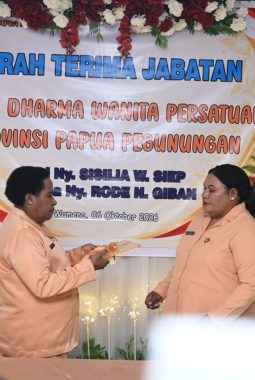 Estafet Kepemimpinan DWP Papua Pegunungan, Ny. Sisilia W. Siep Serahkan Tongkat Amanah kepada Ny. Rode N. Giban