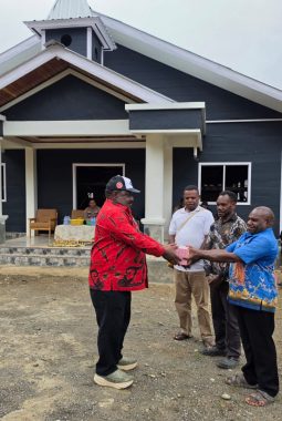 Bupati Aletinus Yigibalom Turun Langsung ke Kampung, Salurkan Bantuan Keagamaan untuk Gereja Baptis Bahtra Dugume dan Gumbanalo II di Tengah Efisiensi Anggaran