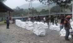 Distrik Ilu Bongkar dan Salurkan 10 Ton Beras Raskin, Pastikan Transparansi ke 20 Kampung Zona II