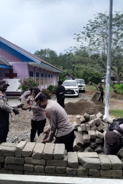 Polda Papua Tengah Gelar Kerja Bakti di GBI Samabusa, Wujud Kepedulian Polri Bangun Fasilitas Ibadah dan Pererat Silaturahmi