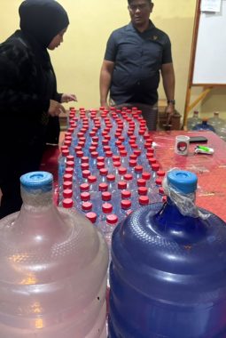 Satresnarkoba Jayawijaya Amankan Ratusan Botol Cap Tikus dalam Razia di Jalan Sanger, Wamena