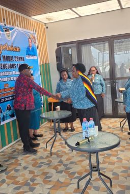 TP PKK Lanny Jaya Salurkan Modal Usaha Rp85 Juta untuk Mama-Mama Pelaku Usaha Produktif, Perkuat Ekonomi Keluarga dari Kampung hingga Kota