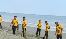 Dari Pantai MAF, Polda Papua Tengah Perkuat Gerakan Peduli Lingkungan, Bersihkan Pantai dan Tanam Pohon