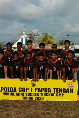 Duel Bergengsi di Lapangan Satpolairud Nabire, SMPN 5 dan SMPN 1 Nabire Barat Berebut Trofi Kapolda Papua Tengah Cup I 2026