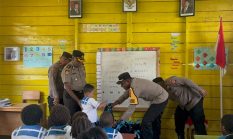Dekatkan Polri dengan Generasi Muda, Kapolres Intan Jaya Ajak Anak-Anak TK di Bilogai Belajar Sambil Bermain